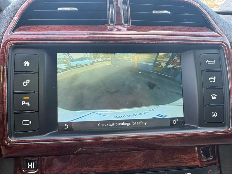 2017 Jaguar F-PACE Image 17