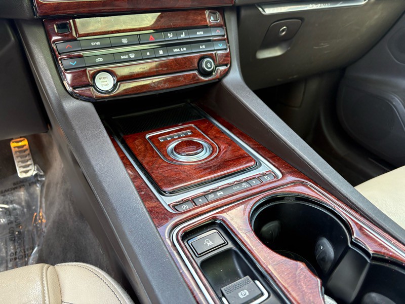 2017 Jaguar F-PACE Image 21