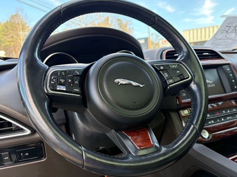 2017 Jaguar F-PACE Image 22