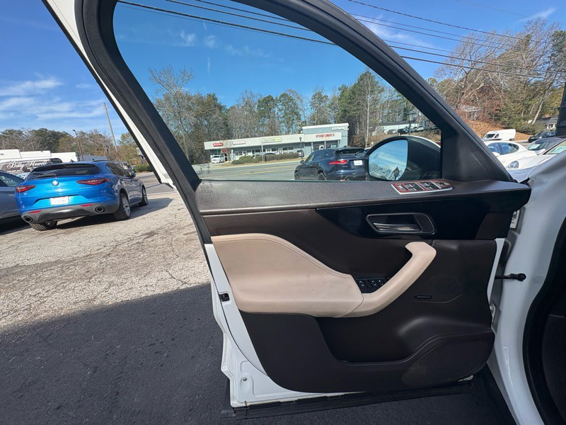 2017 Jaguar F-PACE Image 23