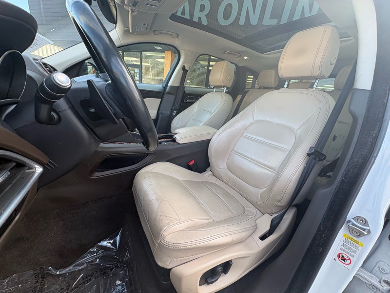 2017 Jaguar F-PACE Image 25