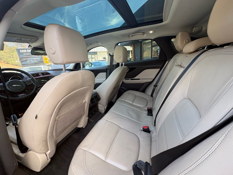 2017 Jaguar F-PACE Image 27