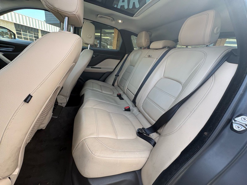 2017 Jaguar F-PACE Image 28