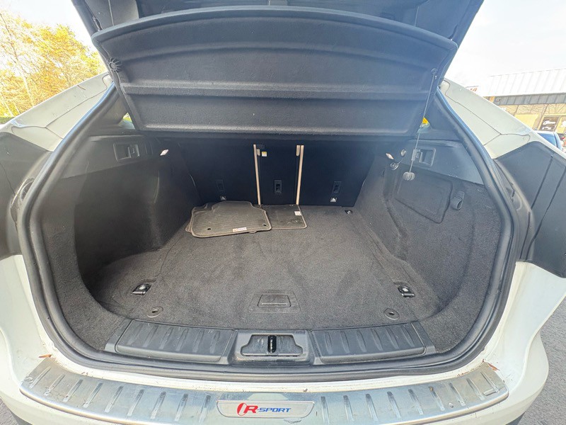 2017 Jaguar F-PACE Image 29