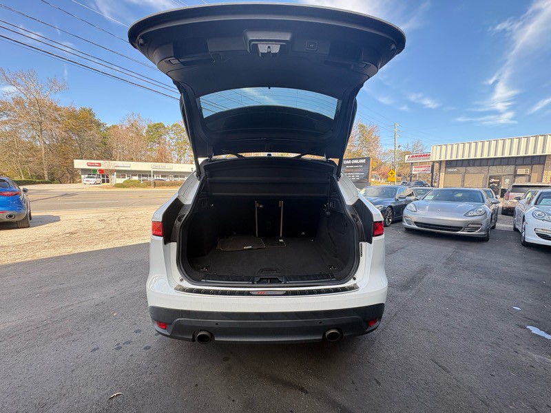 2017 Jaguar F-PACE Image 30