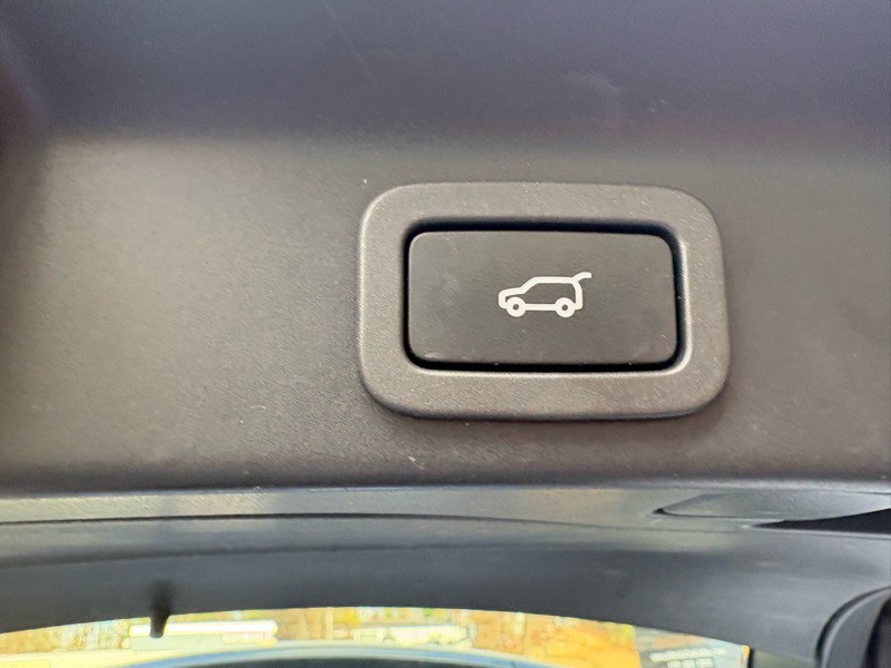 2017 Jaguar F-PACE Image 31