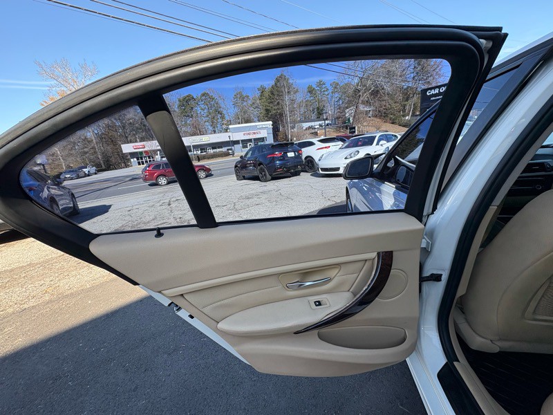 2014 BMW 3 Series Image 24