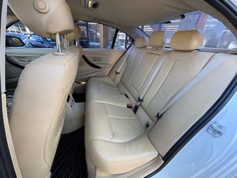 2014 BMW 3 Series Image 26