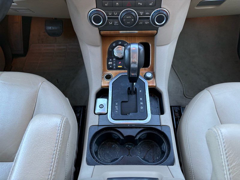 2010 Land Rover LR4 Image 11