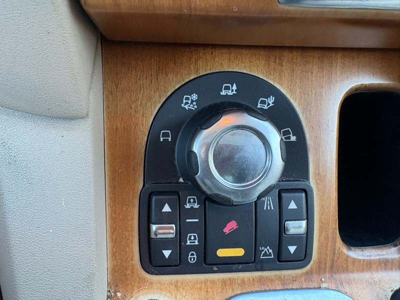 2010 Land Rover LR4 Image 25