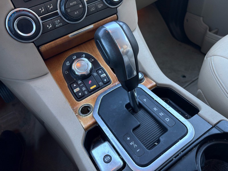 2010 Land Rover LR4 Image 26