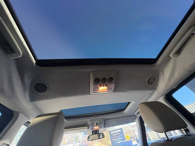 2010 Land Rover LR4 Image 30