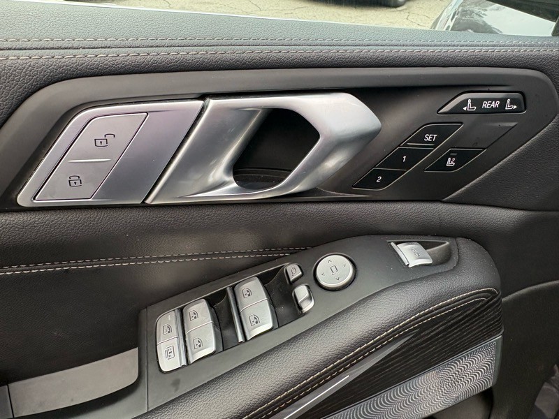 2020 BMW X7 Image 32