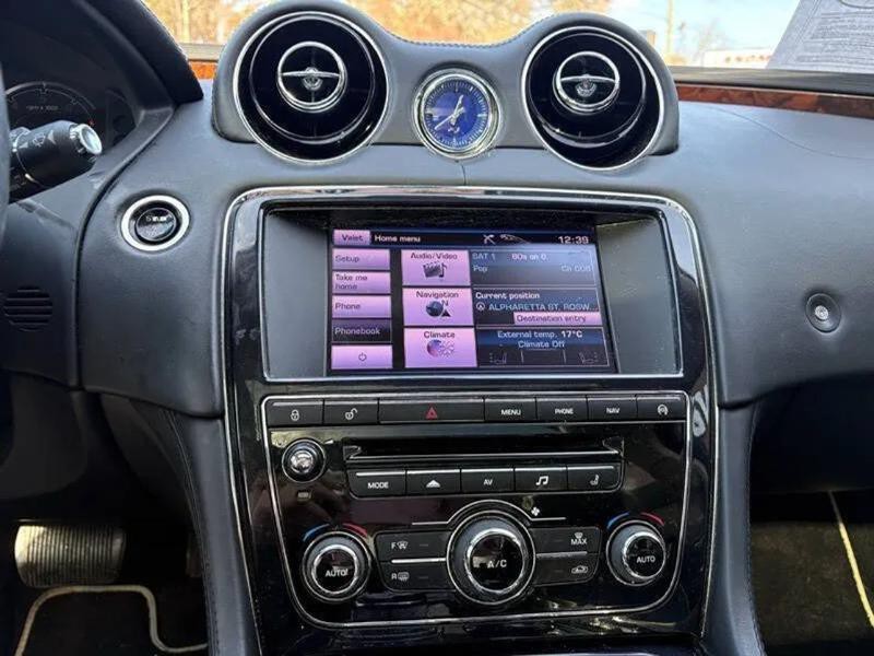 2013 Jaguar XJ Image 16