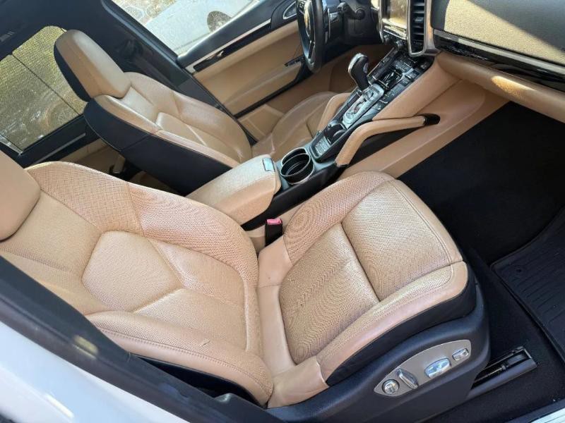 2016 Porsche Cayenne Image 24