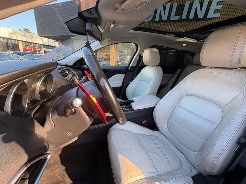 2017 Jaguar F-PACE Image 10