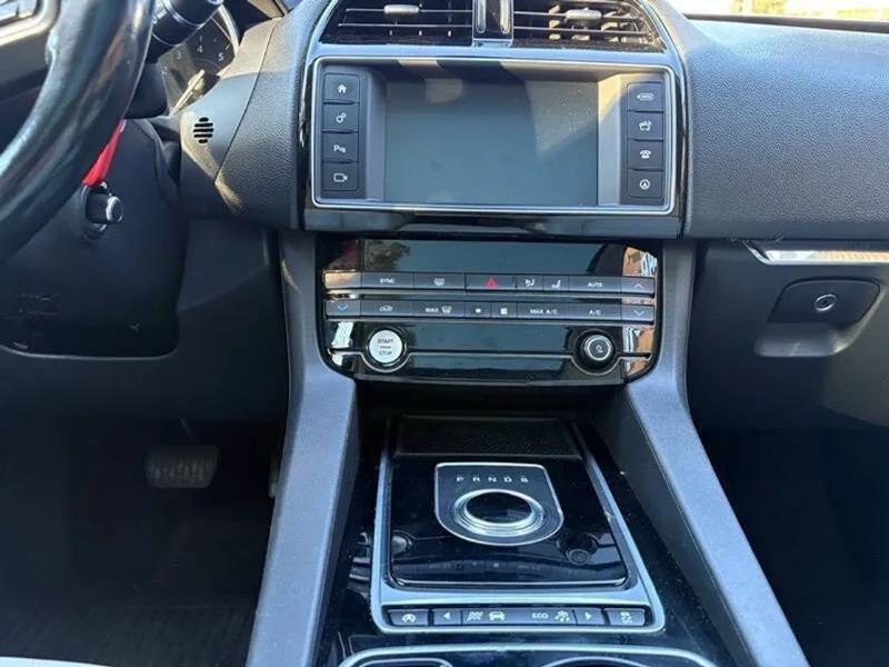 2017 Jaguar F-PACE Image 11
