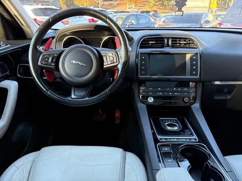 2017 Jaguar F-PACE Image 12