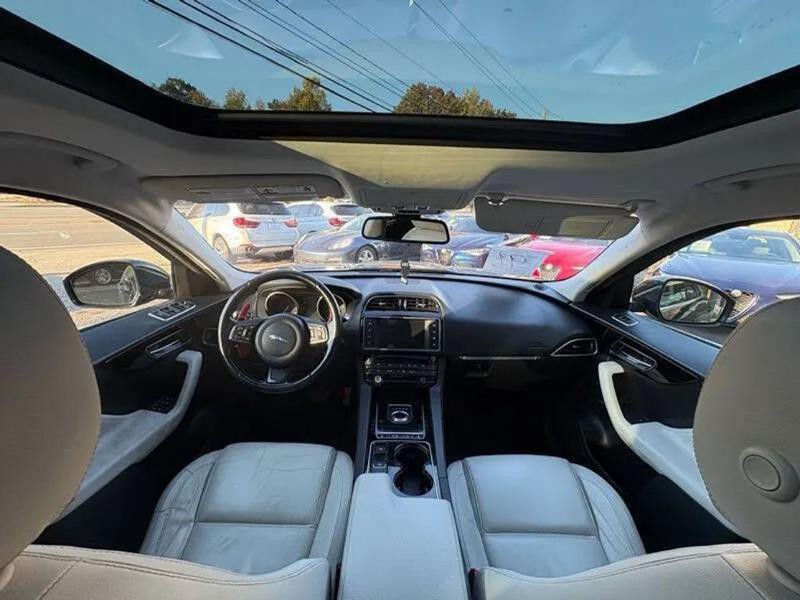 2017 Jaguar F-PACE Image 14