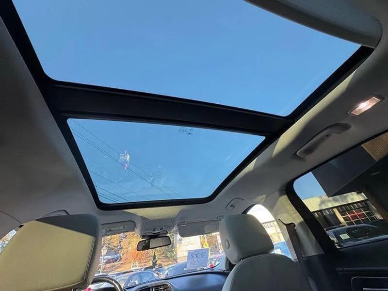 2017 Jaguar F-PACE Image 16