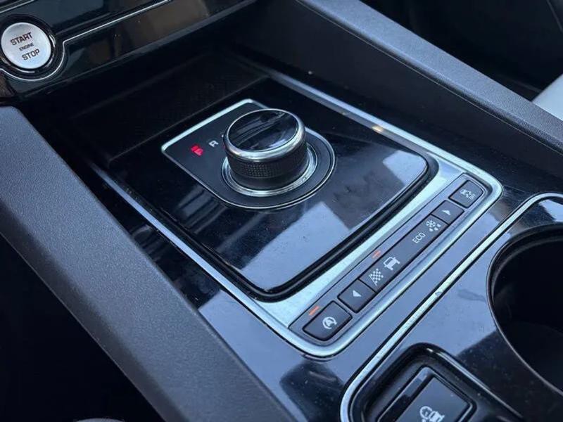 2017 Jaguar F-PACE Image 26