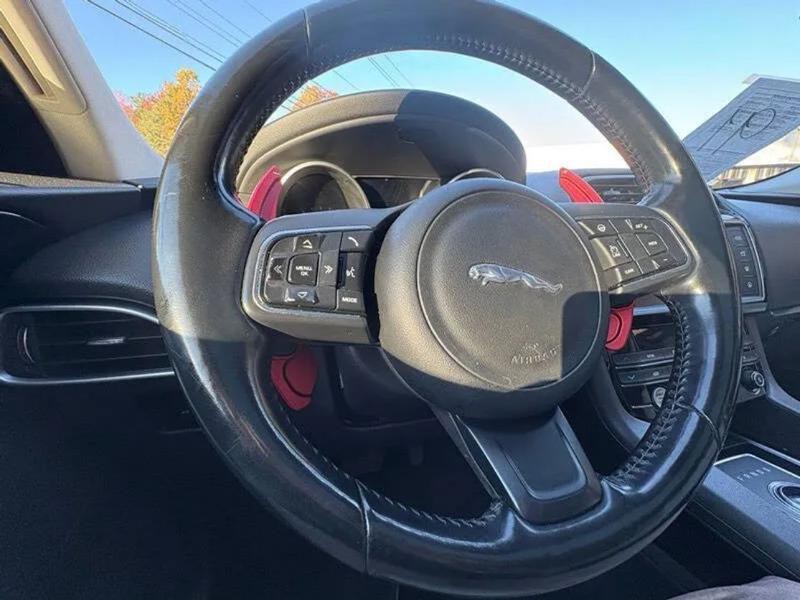 2017 Jaguar F-PACE Image 28