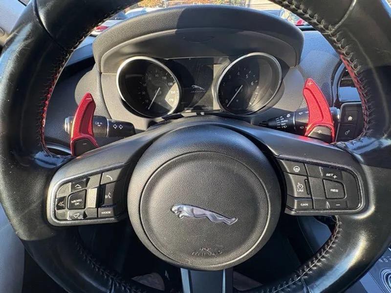 2017 Jaguar F-PACE Image 30