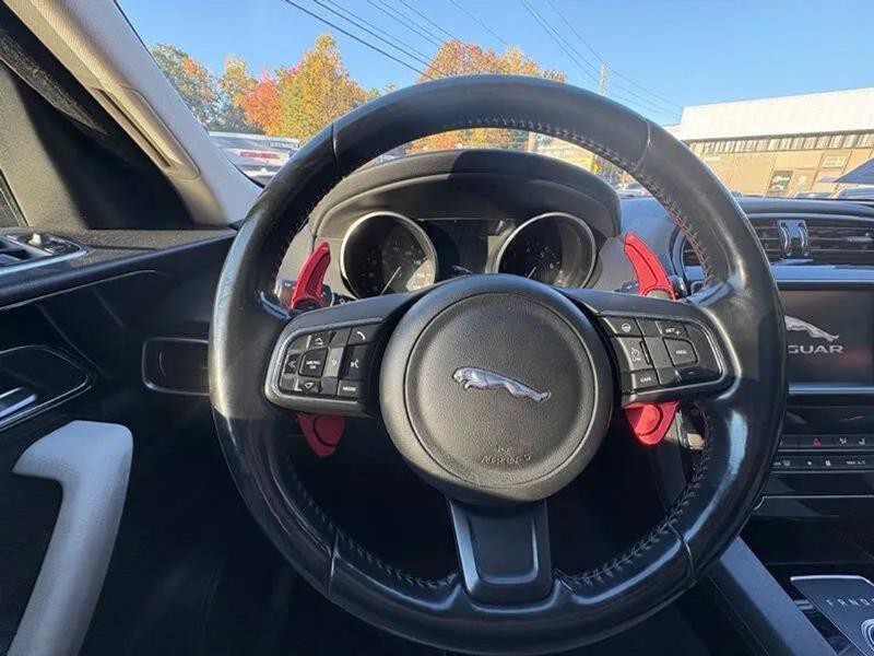 2017 Jaguar F-PACE Image 31