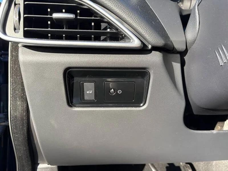 2017 Jaguar F-PACE Image 32