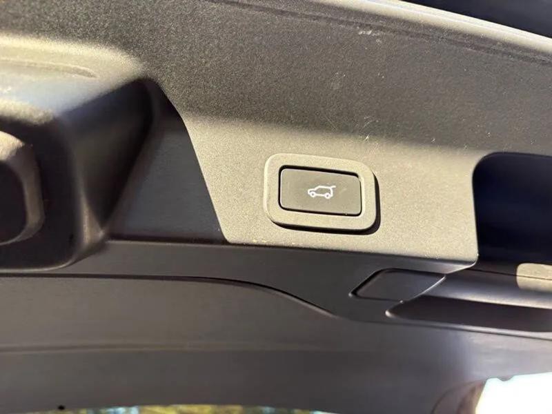 2017 Jaguar F-PACE Image 34