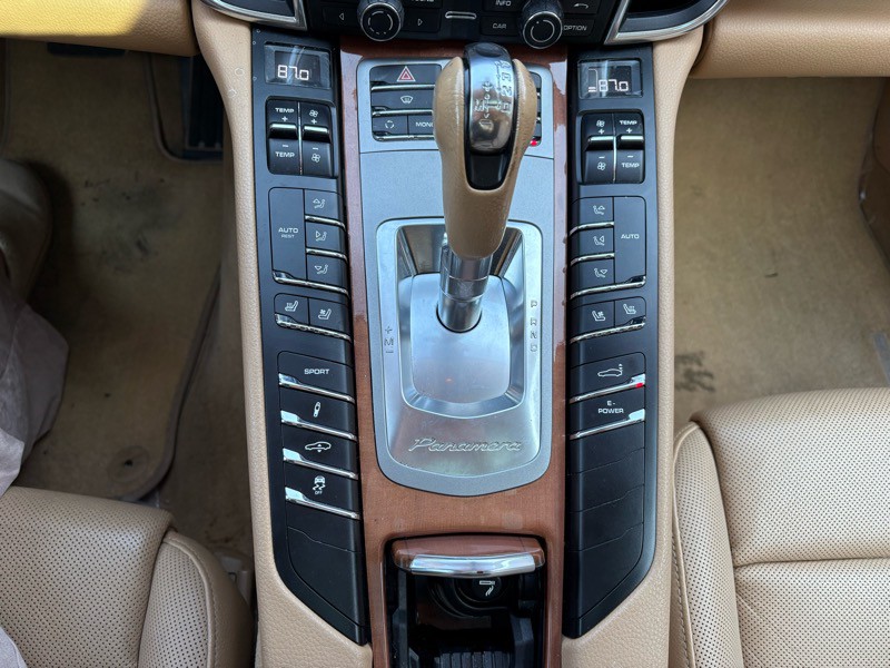 2013 Porsche Panamera Image 18