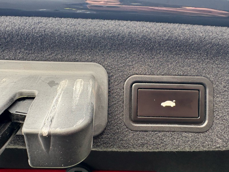 2011 Audi A8 Image 36