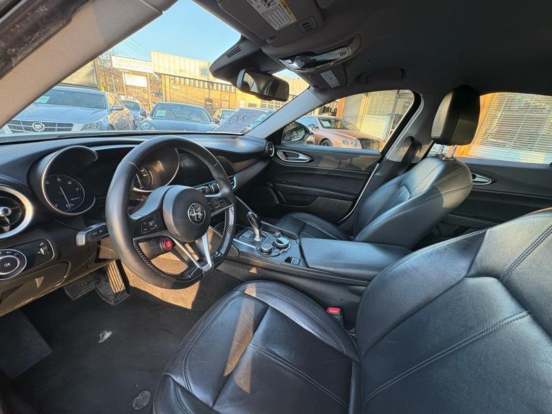 2017 Alfa Romeo Giulia Image 9