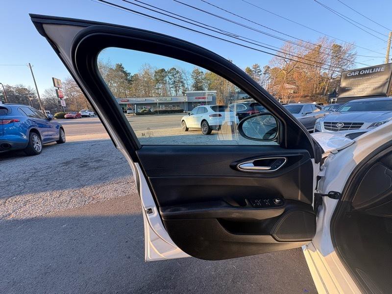 2017 Alfa Romeo Giulia Image 20