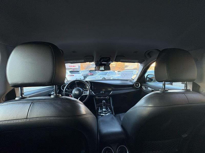 2017 Alfa Romeo Giulia Image 21