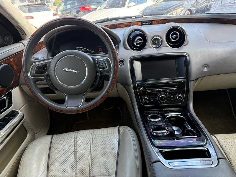 2014 Jaguar XJ Image 9