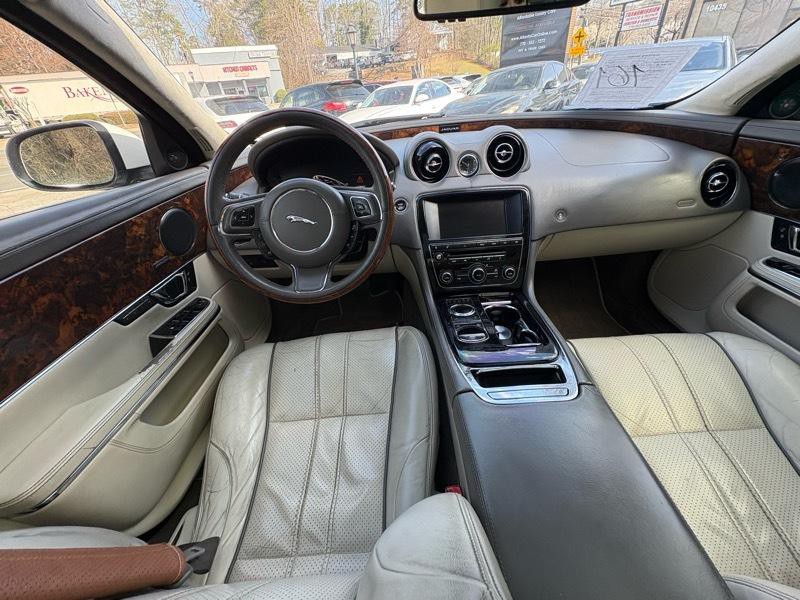 2014 Jaguar XJ Image 10