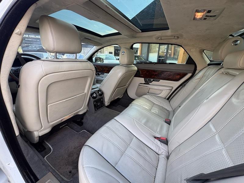 2014 Jaguar XJ Image 17
