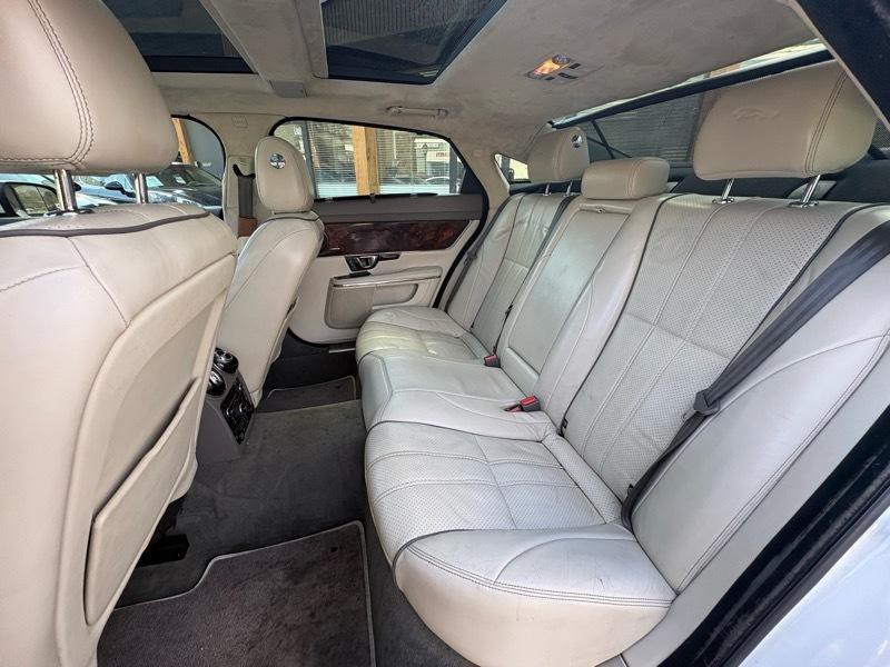 2014 Jaguar XJ Image 18