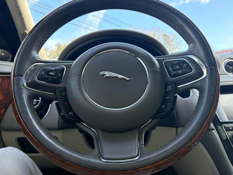 2014 Jaguar XJ Image 24
