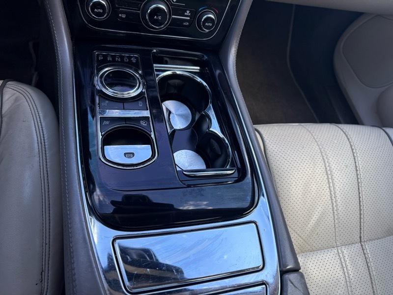 2014 Jaguar XJ Image 26