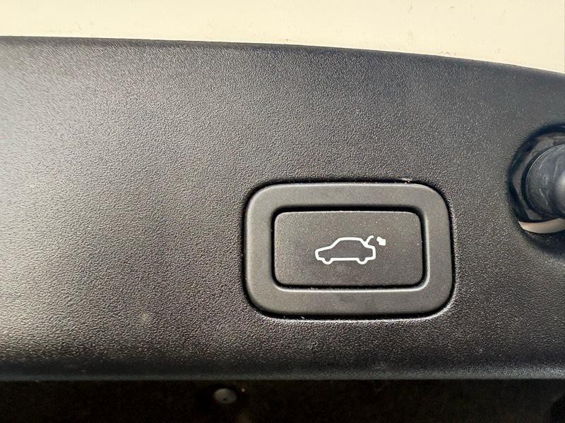 2014 Jaguar XJ Image 30