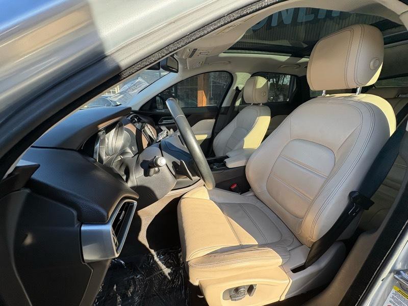 2017 Jaguar F-PACE Image 10