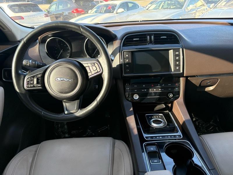 2017 Jaguar F-PACE Image 12