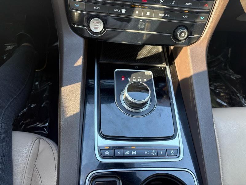 2017 Jaguar F-PACE Image 27