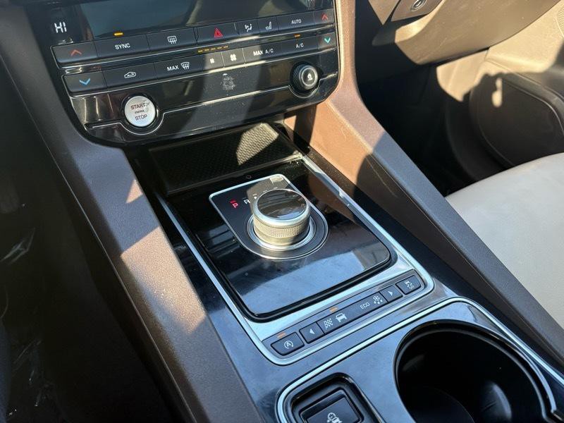 2017 Jaguar F-PACE Image 29
