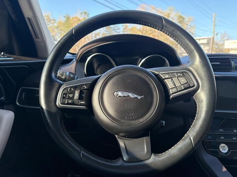 2017 Jaguar F-PACE Image 30