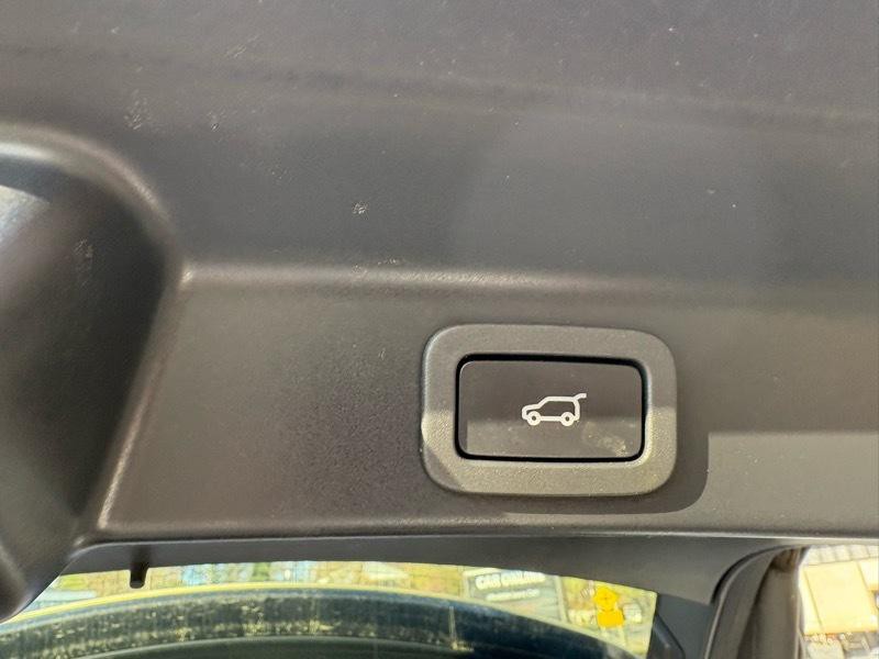 2017 Jaguar F-PACE Image 33