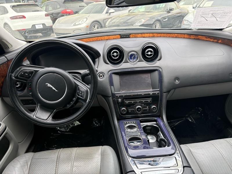2011 Jaguar XJ Image 11