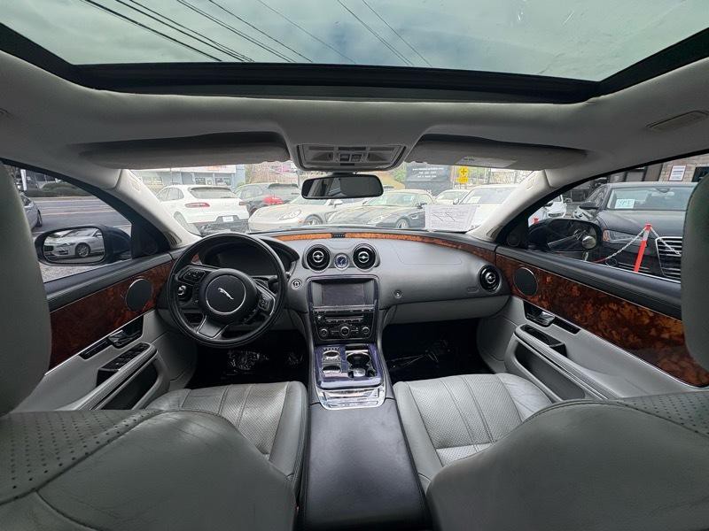 2011 Jaguar XJ Image 12